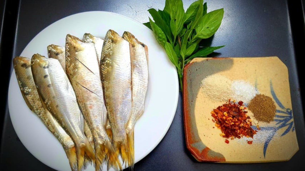 Ingredients for grilled sardines with basil leaves