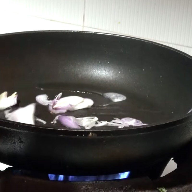 Step 3 Stir-fry the ingredients Sour fish soup with sour bamboo shoots