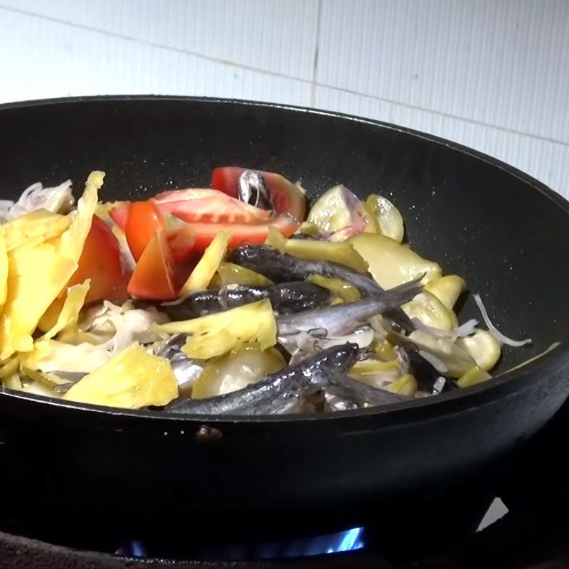 Step 3 Stir-fry the ingredients Sour fish soup with sour bamboo shoots