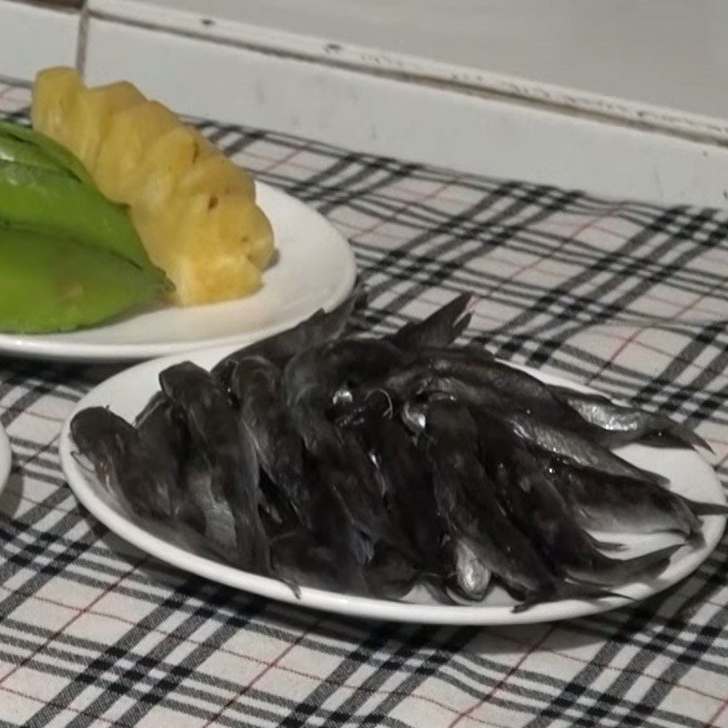 Step 1 Prepare catfish for Sour Fish Soup with Sour Bamboo Shoots