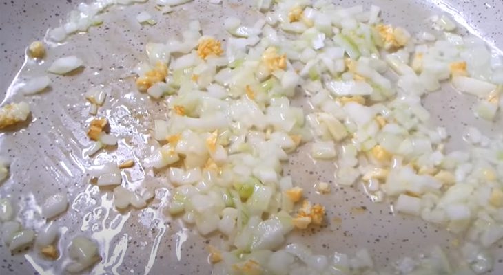 Step 4 Make the filling for vegetarian buns