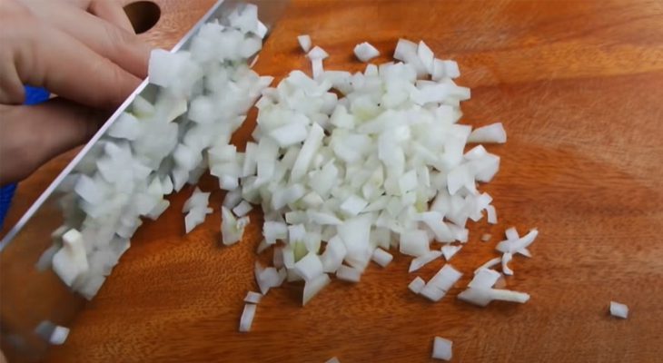 Step 3 Prepare the filling ingredients for vegetarian buns