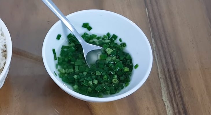 Step 1 Make scallion oil for crispy rice from cold rice