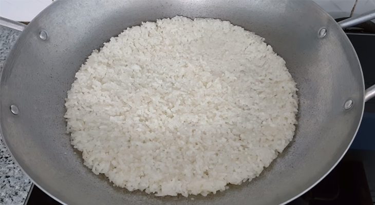 Step 2 Making crispy rice Crispy rice with onion oil from leftover rice