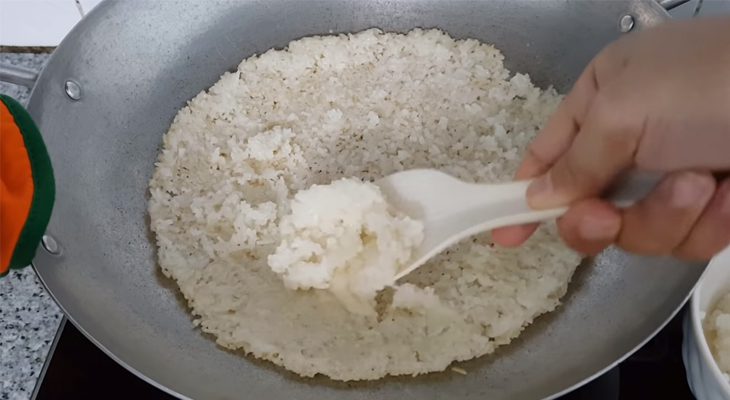 Step 2 Making crispy rice Crispy rice with onion oil from leftover rice