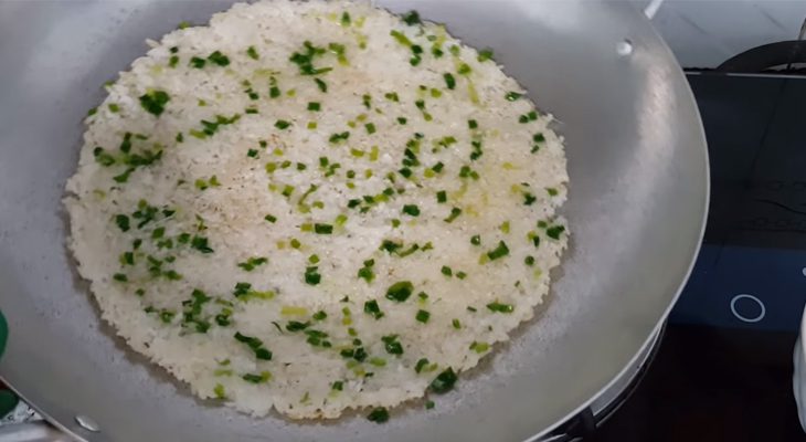 Step 3 Spreading onion oil Crispy rice with onion oil from leftover rice