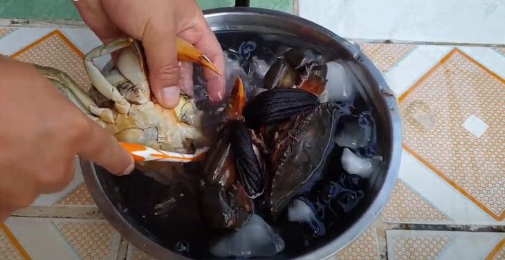 Step 1 Prepare ingredients for Beer Steamed Crab