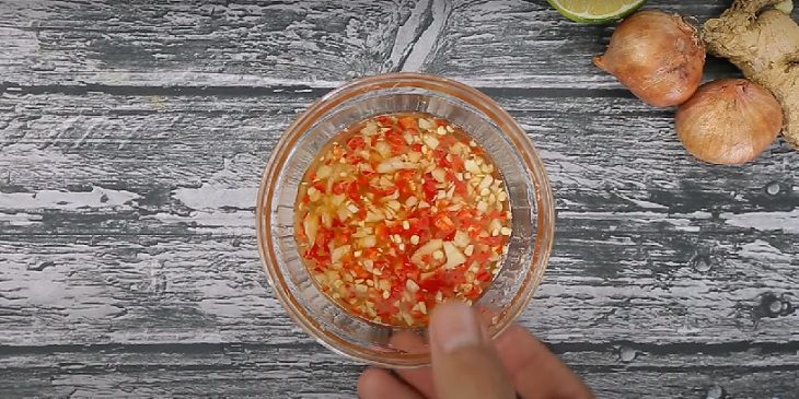 Step 3 Make the dressing for the salad for pig stomach starfruit salad - pig stomach starfruit salad