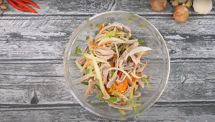 Step 4 Mixing the salad Starfruit salad with pig's stomach - pork stomach salad
