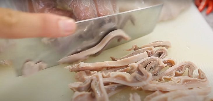 Step 1 Prepare the pig stomach for starfruit salad - pig stomach starfruit salad