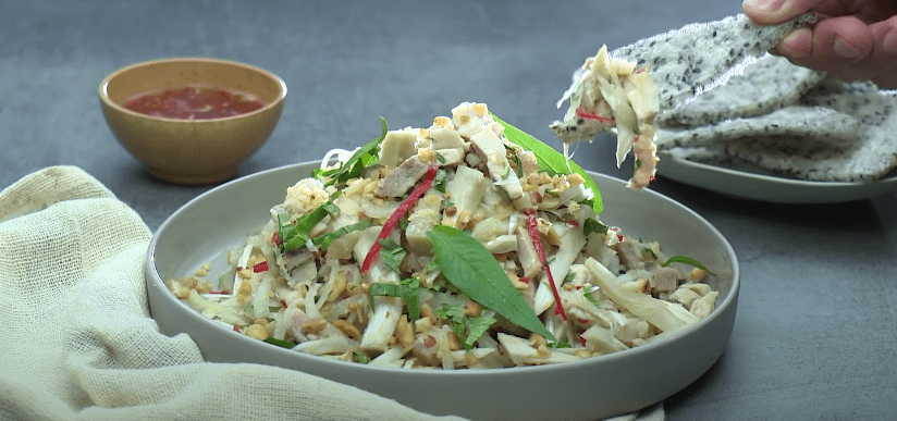 Step 5 Mixing the salad for young jackfruit salad with pork belly