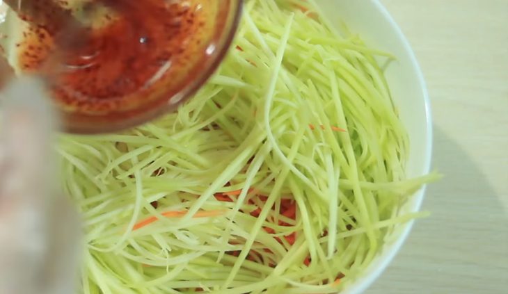 Step 3 Mixing the salad Green mango pig skin salad