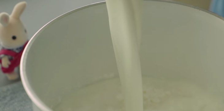 Step 1 Stir the milk for Chocolate Pudding