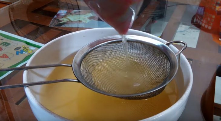 Step 3 Strain out the residue and wait for the jelly to set Jelly made from seaweed