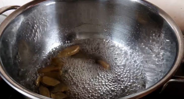 Step 4 Cooking Sugar Syrup with Seaweed Jelly