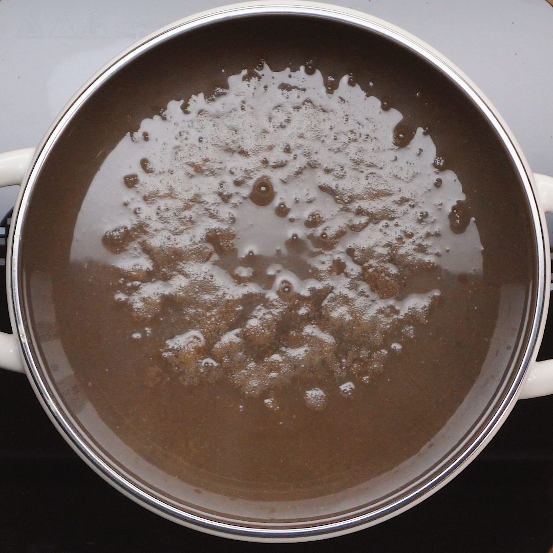 Step 2 Cooking broth from pork bones and making crab meat for freshwater crab hotpot