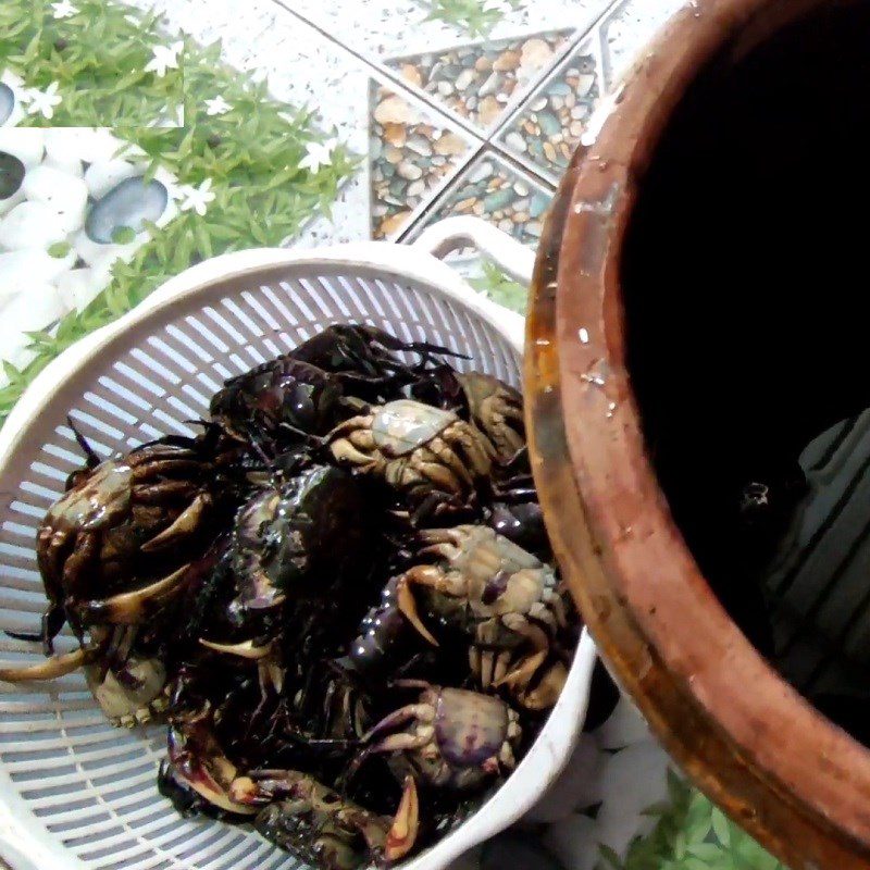 Step 4 Separate the crabs Crab fish sauce
