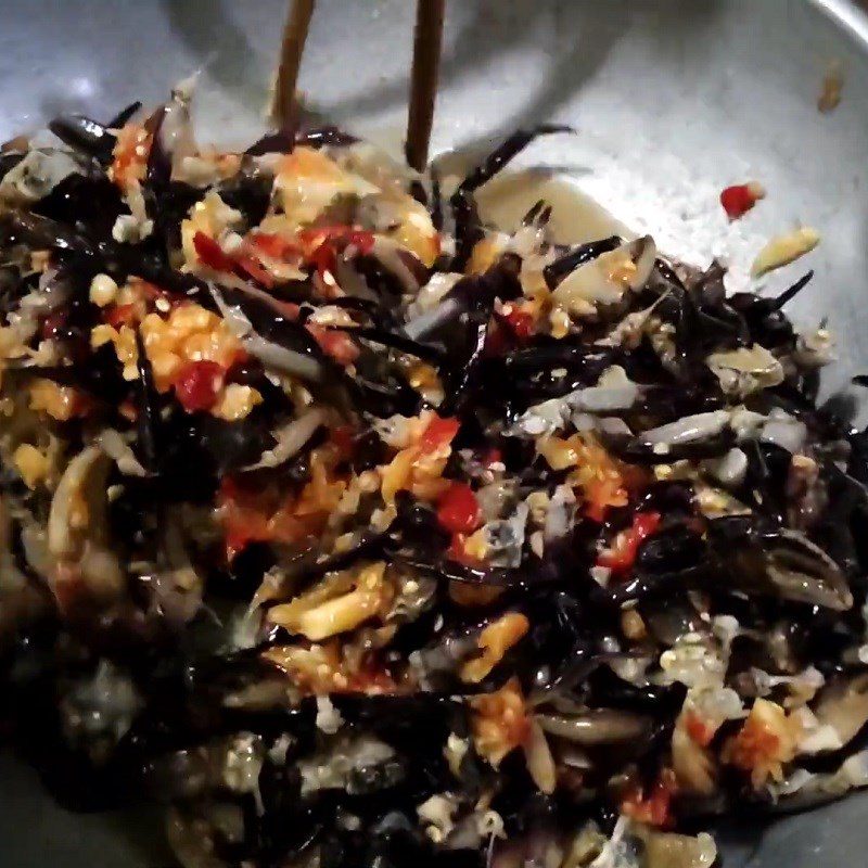 Step 6 Mix the sauce with garlic, chili, and lime juice for crab sauce