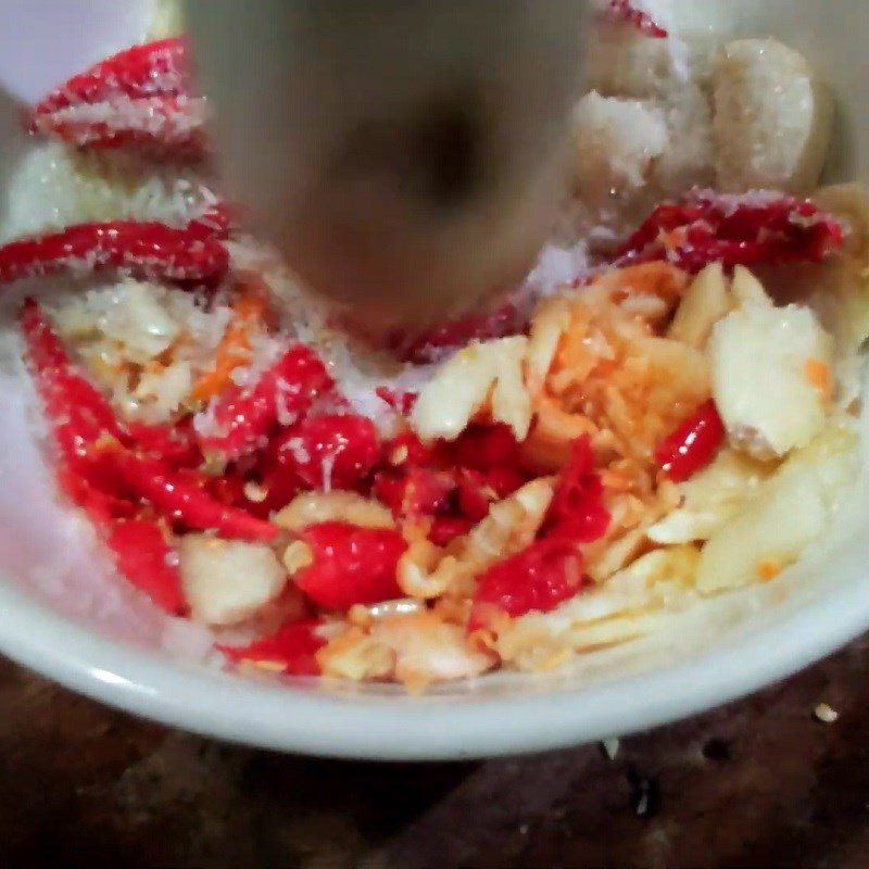 Step 5 Crush garlic and chili for crab sauce