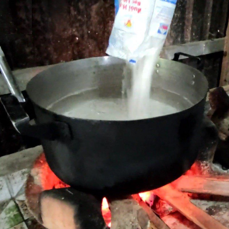 Step 2 Boil the saltwater for Fermented Mud Crab