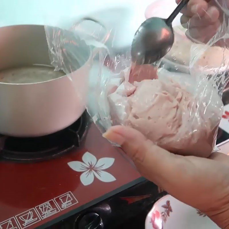 Step 2 Cook the soup with chayote and mushroom meatballs