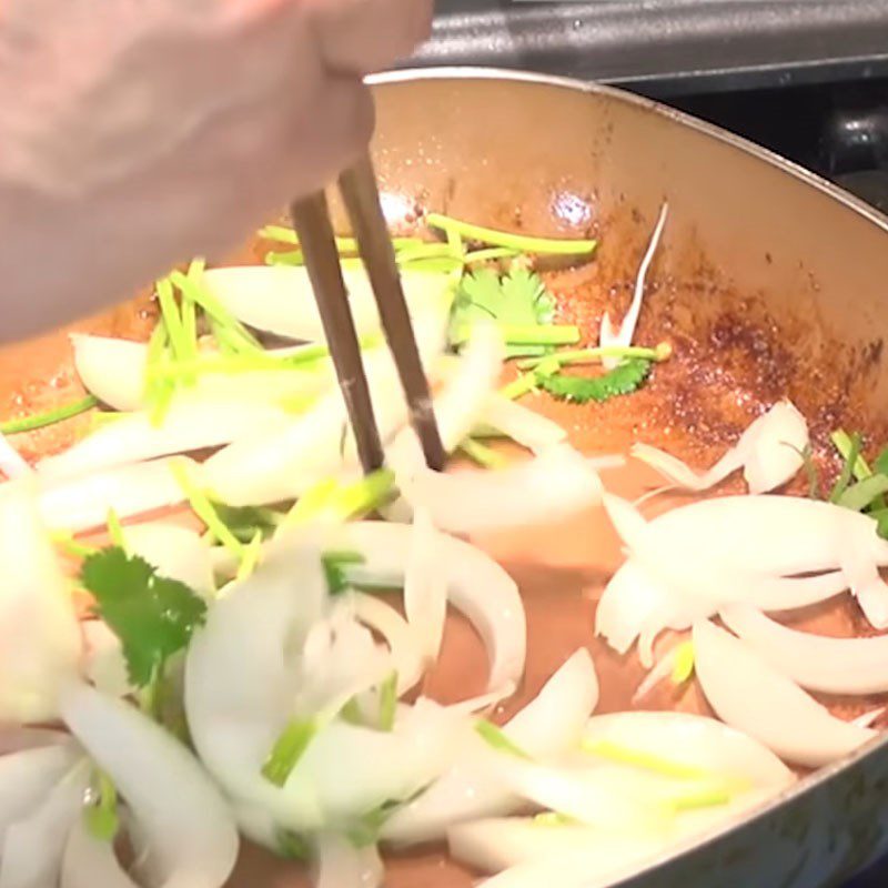 Step 4 Stir-fry beef Beef soup with Vietnamese coriander