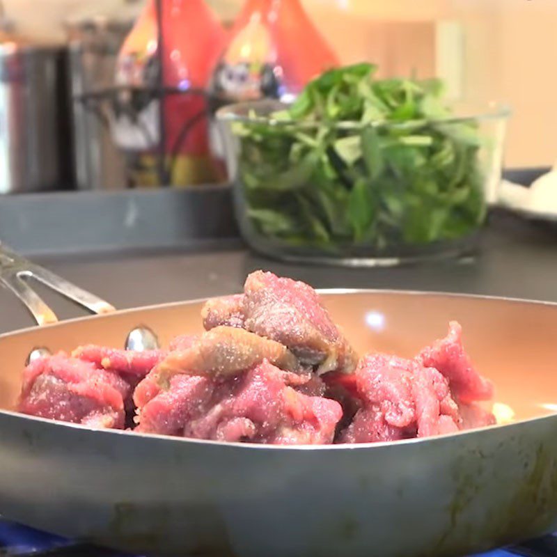 Step 4 Stir-fry beef Beef soup with Vietnamese coriander