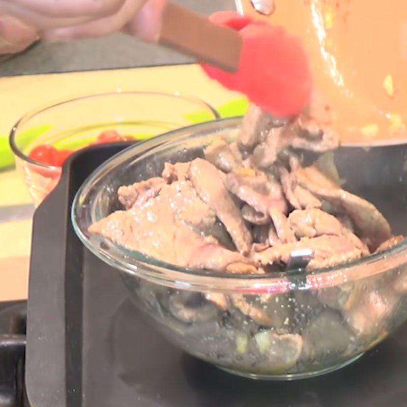 Step 4 Stir-fry beef Beef soup with Vietnamese coriander