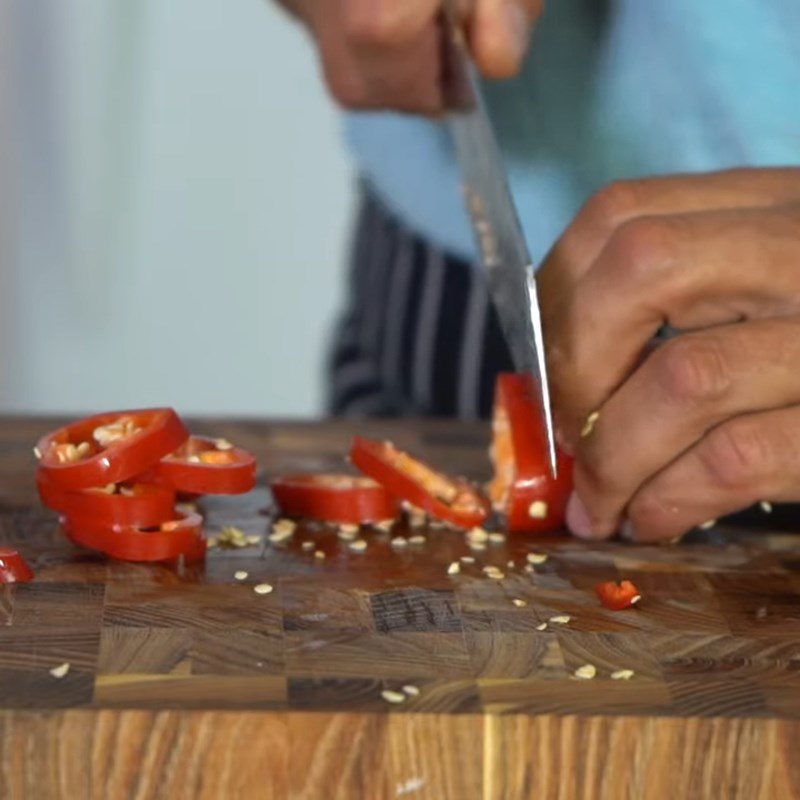 Step 1 Cut chili for spicy peach salad
