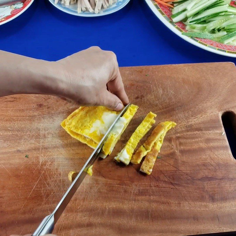 Step 4 Cut the eggs Mixed noodle bowl