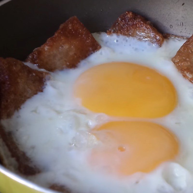 Step 4 Cut and fry the cake Fried dough with mung bean and fried egg