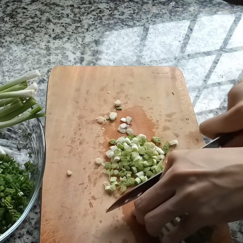 Step 1 Chop and prepare the scallion oil for Steamed Rice Paper