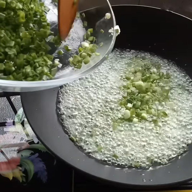 Step 1 Chop and prepare the scallion oil for Steamed Rice Paper