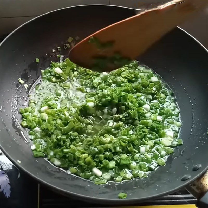 Step 1 Chop and prepare the scallion oil for Steamed Rice Paper