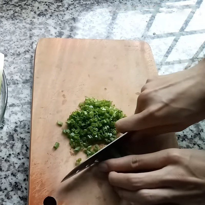 Step 1 Chop and prepare the scallion oil for Steamed Rice Paper