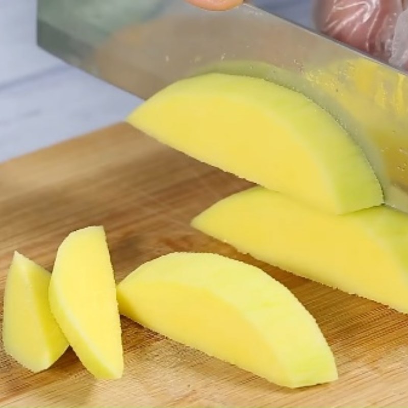 Step 1 Cut mango, guava, sour fruits Sour fruits with guava and mango and dried beef