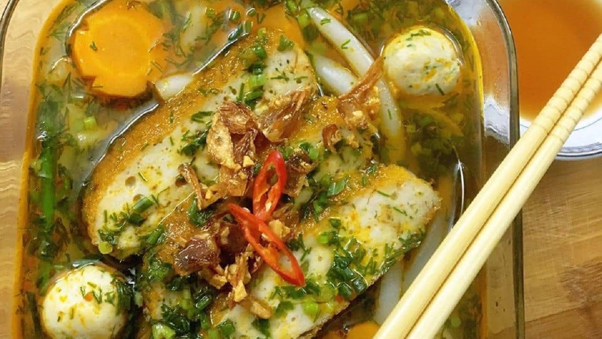 Noodle soup with coconut shell and snakehead fish cake