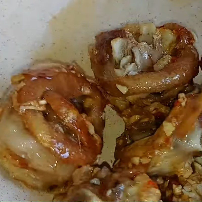 Step 4 Fish sauce pork leg Fried pork leg with fish sauce