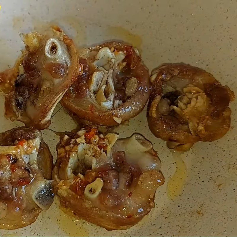 Step 4 Fish sauce pork leg Fried pork leg with fish sauce