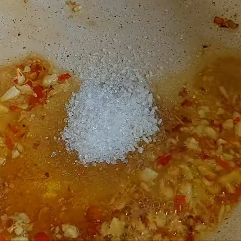 Step 3 Make fish sauce Fried pig trotters with fish sauce