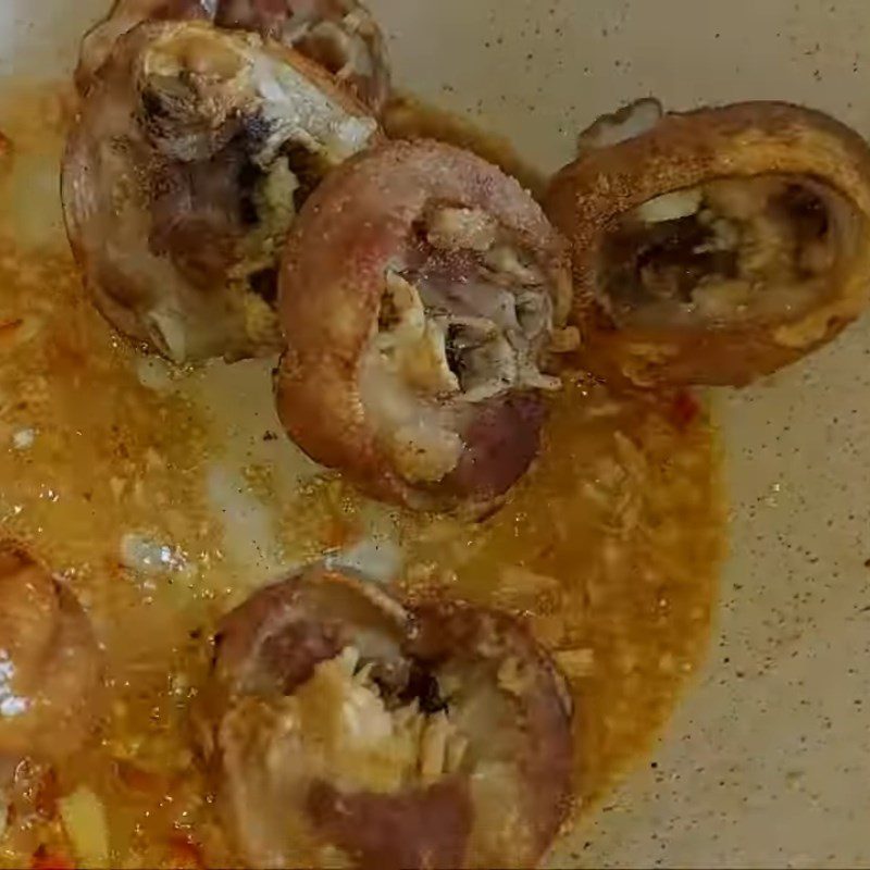 Step 4 Fish sauce pork leg Fried pork leg with fish sauce