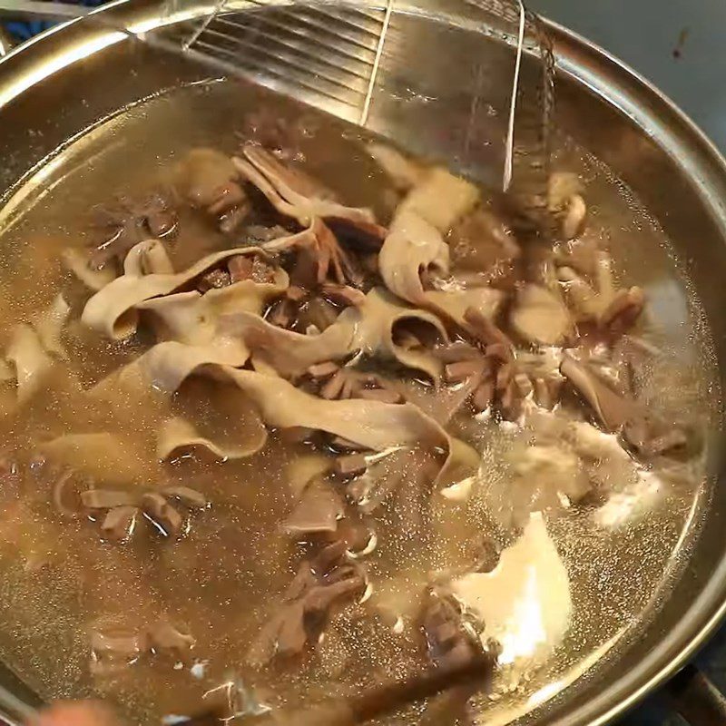 Step 3 Blanch the duck intestines Duck intestines stir-fried with fragrant gourd, water spinach