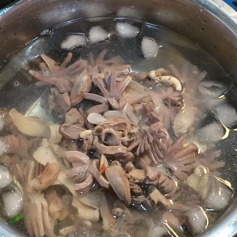 Step 3 Blanch the duck intestines Duck intestines stir-fried with fragrant gourd, water spinach