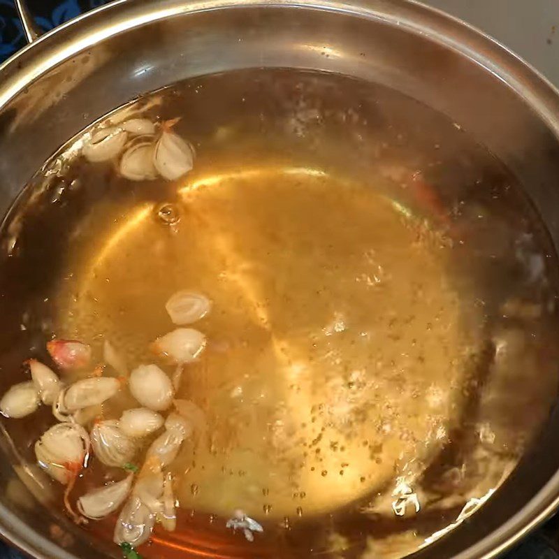 Step 3 Blanch the duck intestines Duck intestines stir-fried with fragrant gourd, water spinach