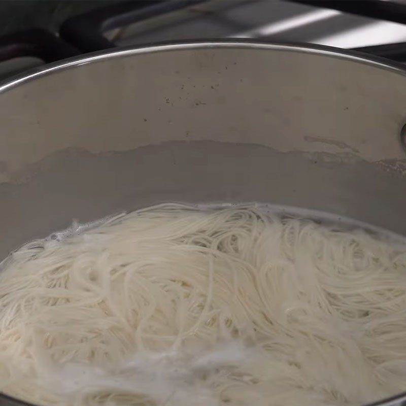 Step 3 Blanch the noodles Somen noodles with vegetarian vegetables