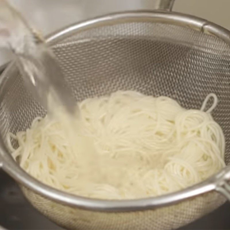 Step 2 Blanch the noodles for mixed vegetable somen
