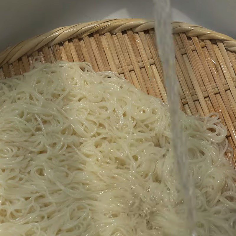Step 3 Blanch the noodles Somen noodles with vegetarian vegetables