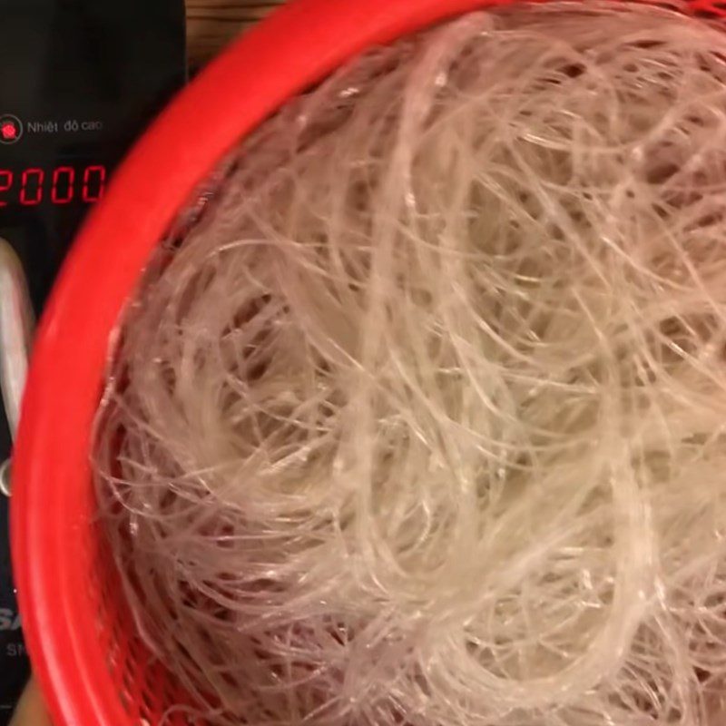 Step 4 Blanch the vermicelli Bamboo shoot chicken vermicelli