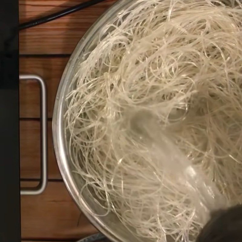 Step 4 Blanch the vermicelli Bamboo shoot chicken vermicelli