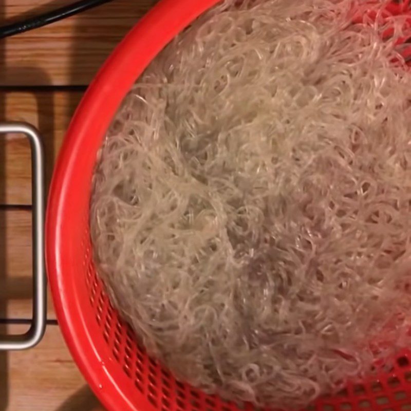Step 4 Blanch the vermicelli Bamboo shoot chicken vermicelli